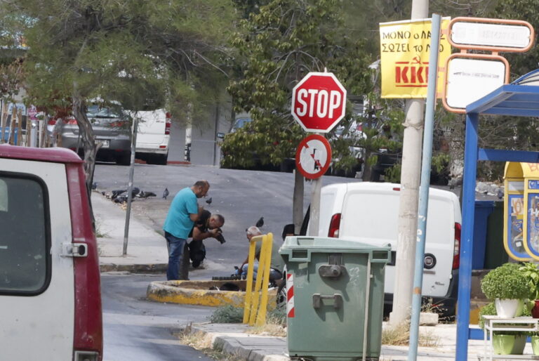 Συνελήφθη ο 27χρονος που φέρεται να πέταξε το τσαντάκι με τις χειροβομβίδες στο Κερατσίνι