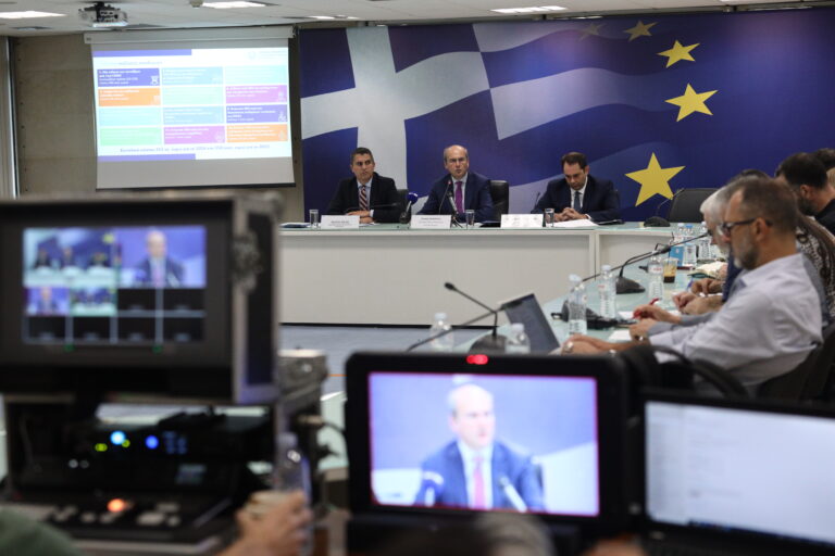 H ακτινογραφία των οικονομικών εξαγγελιών: 12 αυξήσεις αποδοχών, 12 μειώσεις φόρων, παρεμβάσεις για συντάξεις, ακίνητα, επιδόματα