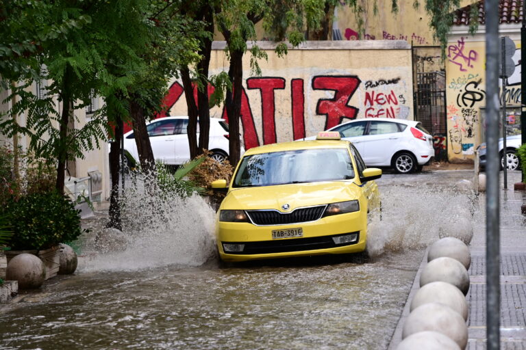 Κακοκαιρία “Atena”: Σαρωτικό το πέρασμα από την Αττική – Πώς θα κινηθούν τα φαινόμενα τις επόμενες ώρες