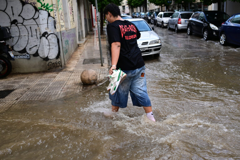 Κακοκαιρία Atena: «Πνίγηκαν» περιοχές στην Αττική, πού θα «χτυπήσει» σήμερα – Πότε υποχωρούν τα έντονα φαινόμενα
