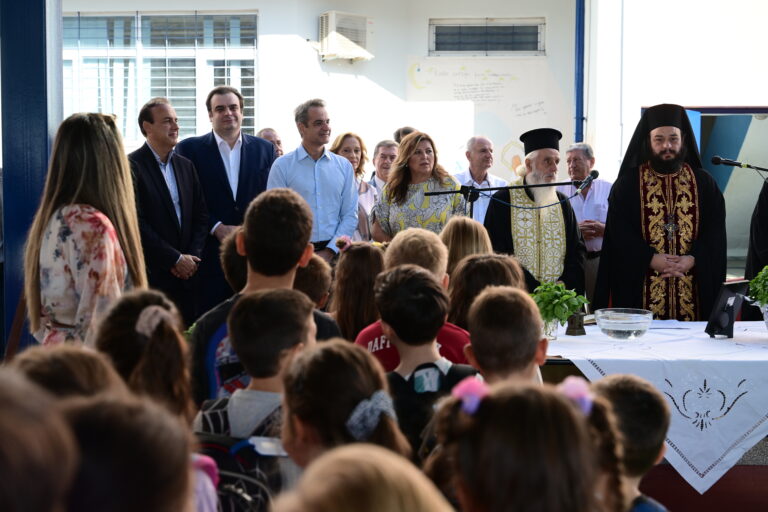 Στη Γλυφάδα για την έναρξη της νέας σχολικής χρονιάς ο Πρωθυπουργός – «Την ώρα που είμαστε στο σχολείο το κινητό είναι στην τσάντα» (φωτογραφίες και βίντεο)