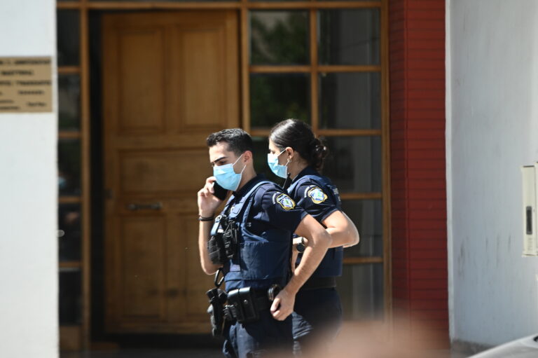 Δολοφονία 46χρονου στη Νέα Σμύρνη: Στο «μικροσκόπιο» τα μαχαίρια του σπιτιού και γενετικό υλικό από τα νύχια της αδερφής του