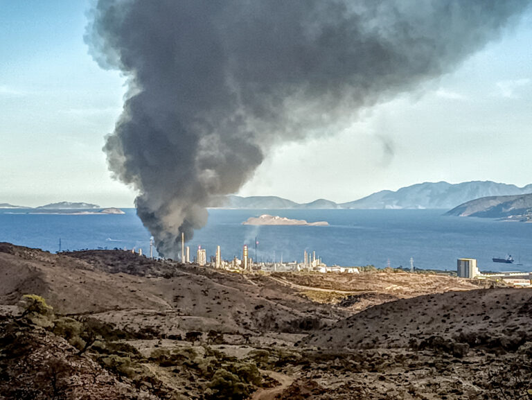 Φωτιά στις εγκαταστάσεις της Motor Oil στους Αγίους Θεοδώρους – «112» για απομάκρυνση από την περιοχή