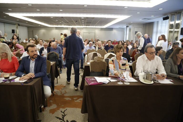 Σε εκρηκτικό κλίμα συνεδριάζει η ΚΕ του ΣΥΡΙΖΑ – Συνεχείς κόντρες και αλληλοκατηγορίες μεταξύ των στελεχών