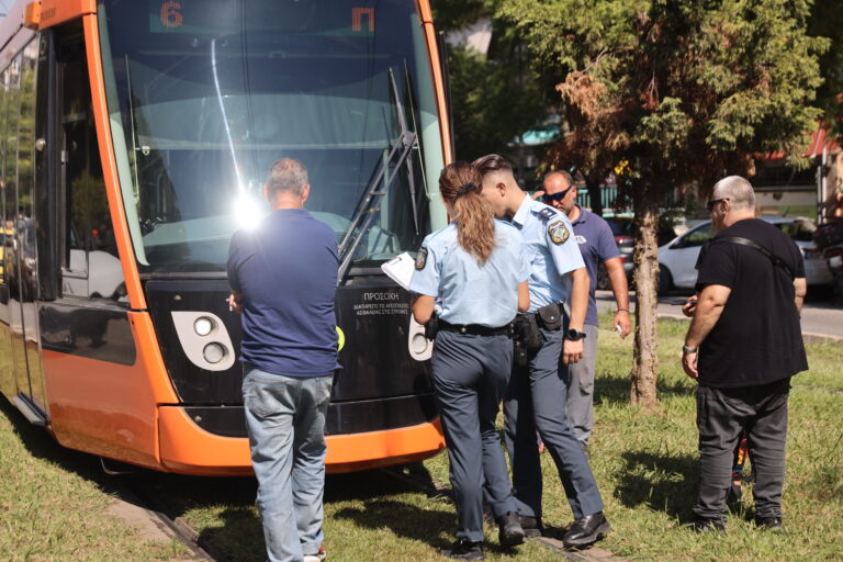 Nέα Σμύρνη: Παράσυρση 15χρονου με πατίνι από τραμ – Μεταφέρθηκε στο νοσοκομείο
