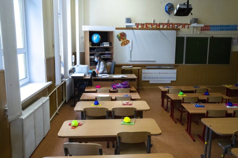 Ρωσία: Από την έναρξη του πολέμου 148 εκπαιδευτικοί έχουν διωχθεί λόγω των αντιπολεμικών τους απόψεων