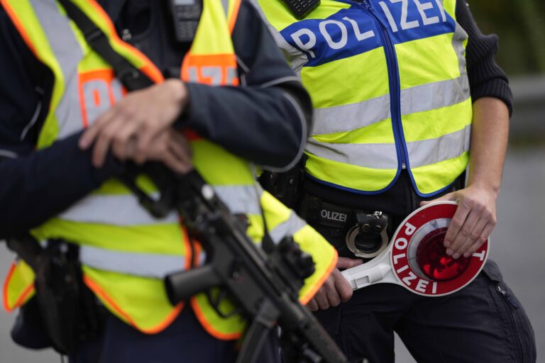 Τσεχία: Η αστυνομία εντόπισε περίπου 30 μετανάστες σε φορτηγό – Μία γυναίκα βρέθηκε νεκρή