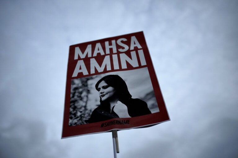 Ιράν: Σε απεργία πείνας 34 γυναίκες κρατούμενες – 2 χρόνια από το θάνατο της Αμινί και τις αιματηρές διαδηλώσεις που ακολούθησαν