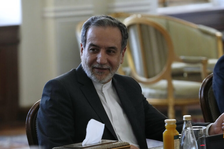 Ιράν: Ανοιχτό σε συνομιλίες αλλά όχι υπό καθεστώς «απειλών και πιέσεων», στον απόηχο των νέων κυρώσεων ΗΠΑ – Ευρώπης
