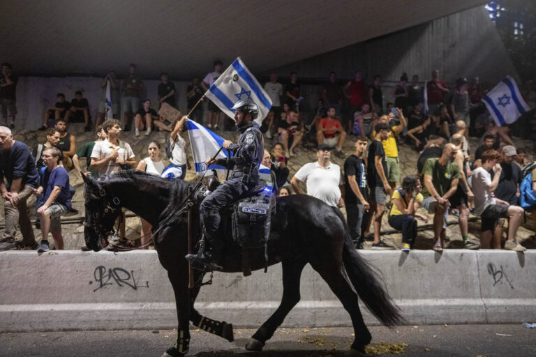 Το Ισραήλ «βράζει» μετά την ανακοίνωση του θανάτου έξι ομήρων – Συνεχίζονται οι διαδηλώσεις ενώ γίνονται οι κηδείες