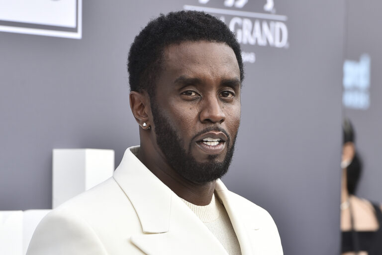 Συνελήφθη ο ράπερ Diddy: Κατηγορίες για εκβιασμό, σωματεμπορία και εξαναγκασμό σε πορνεία