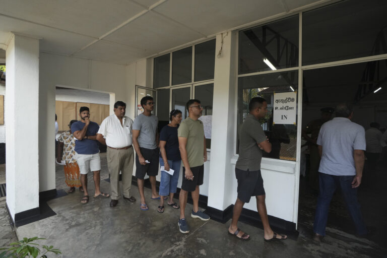 Προεδρικές εκλογές στη Σρι Λάνκα: Άνοιξαν οι κάλπες στα εκλογικά τμήματα