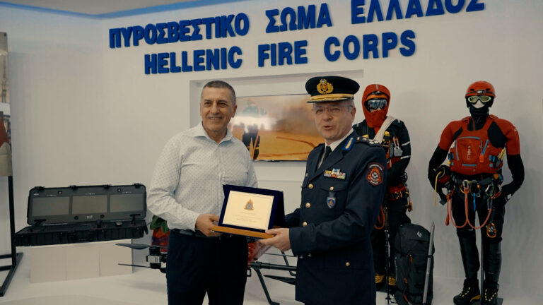 Το Πυροσβεστικό Σώμα τίμησε τον Δημήτρη Κουρέτα για τη συνεισφορά του στην αντιπυρική περίοδο