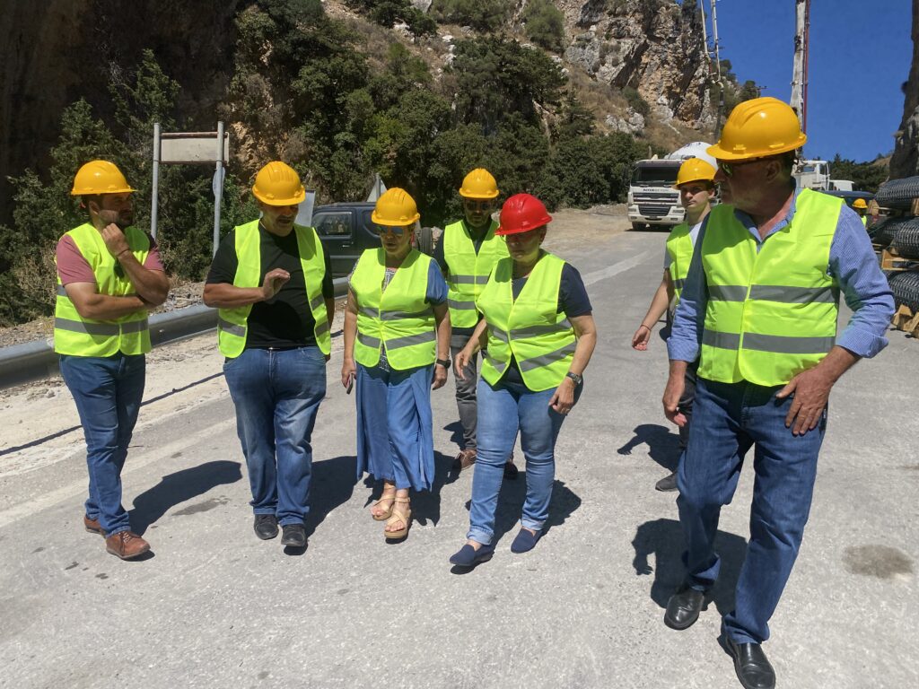 Επίσκεψη της αντιπεριφερειάρχη Ρεθύμνου στο φαράγγι Κοτσιφού – Σε εξέλιξη οι εργασίες αποκατάστασης μετά την κατολίσθηση