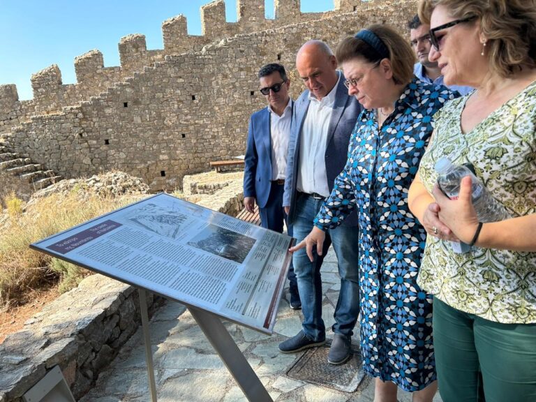 Λ. Μενδώνη: Εγκαινίασε το Μουσείο Κάστρου Ναυπάκτου και απέδωσε το αποκατεστημένο Καθολικό της Μονής Τιμίου Προδρόμου στη Βομβοκού