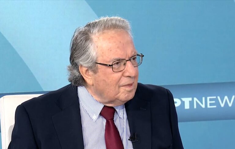 Γ. Μπαμπινιώτης στο EΡΤΝews: Εθισμός του χειρότερου είδους το κινητό – Τα παιδιά χάνουν τη δεξιότητα να σχηματίζουν γράμματα