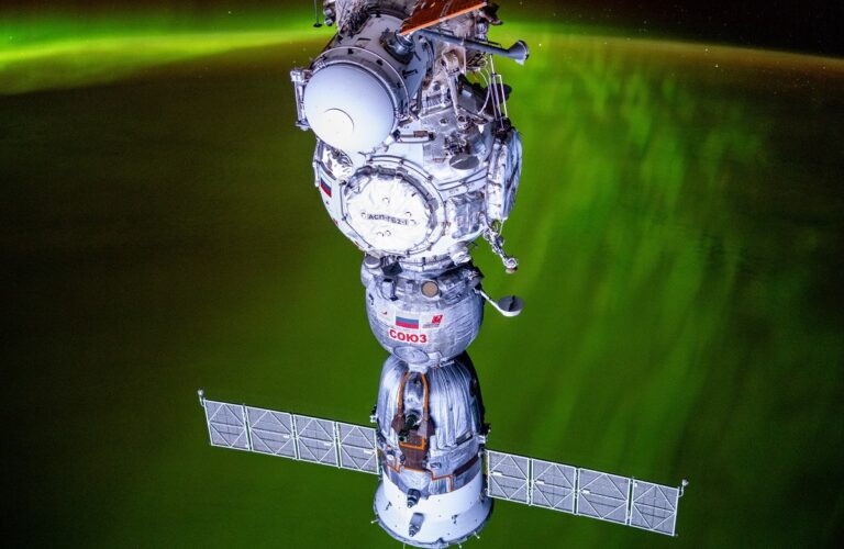 Ρωσία: Το διαστημόπλοιο Soyuz μετέφερε πίσω στη Γη από τον Διεθνή Διαστημικό Σταθμό τριμελές πλήρωμα