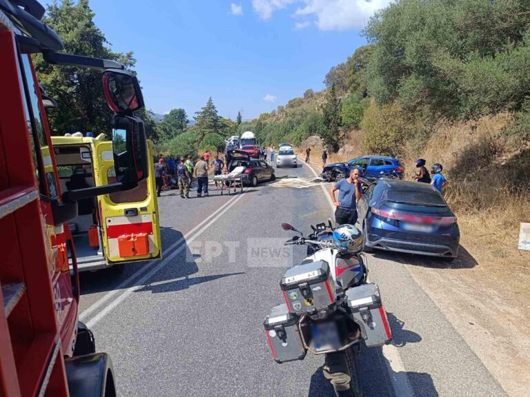 Πρέβεζα: Επιχείρηση απεγκλωβισμού τριών ατόμων μετά από τροχαίο