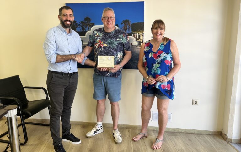 Ο Δήμος Ρόδου τίμησε ζευγάρι Βρετανών τουριστών που έχει επισκεφθεί πάνω από 100 φορές το νησί