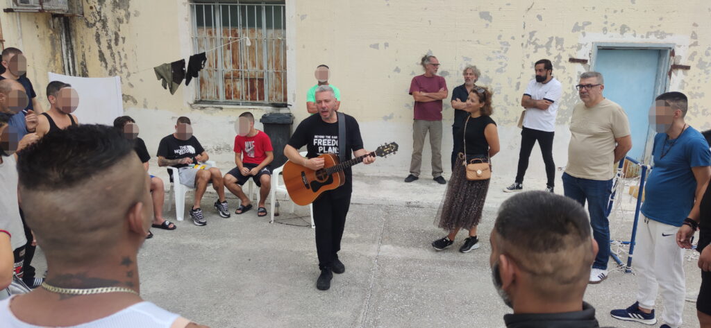 Νότες ελπίδας πίσω από τα κάγκελα με τον Αλ. Ιωαννίδη στο σχολείο των φυλακών Λάρισας