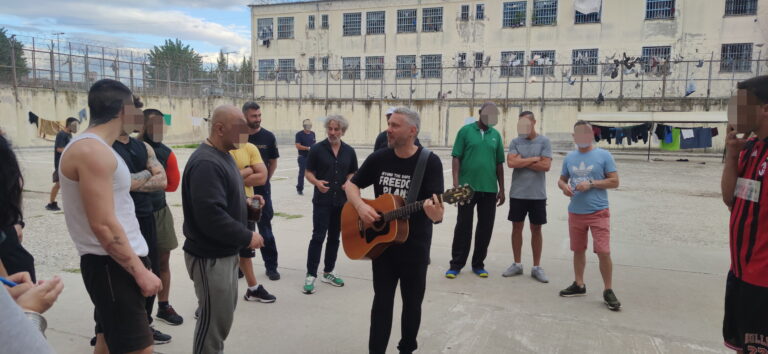 Νότες ελπίδας πίσω από τα κάγκελα με τον Αλ. Ιωαννίδη στο σχολείο των φυλακών Λάρισας