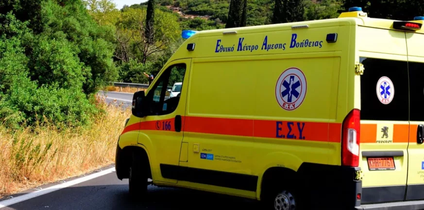 Νεκρός οδηγός μοτοσικλέτας στη Λ. Θηβών μετά από σύγκρουση με ασθενοφόρο που παραβίασε  σηματοδότη – Τέσσερις τραυματίες στο Αττικόν
