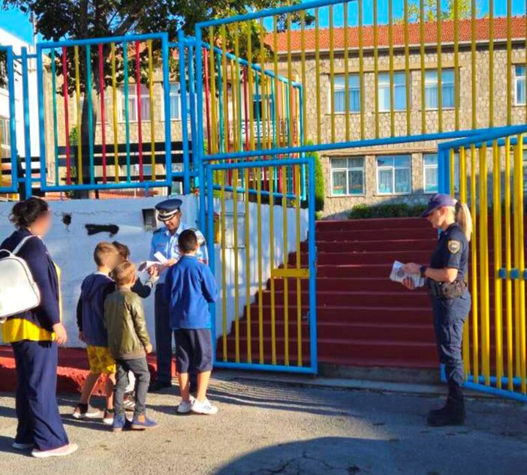 Φυλλάδια και σελιδοδείκτες με συμβουλές για την οδική ασφάλεια μοίρασε η Ελληνική Αστυνομία