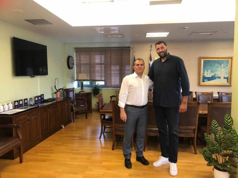 Καλαμάτα: Επίσκεψη στο δημαρχείο του Γιάννη Μπουρούση