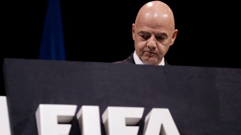 Η FIFA αντιμέτωπη με ομαδική αγωγή δισεκατομμυρίων δολαρίων για τους κανονισμούς μεταγραφών παικτών