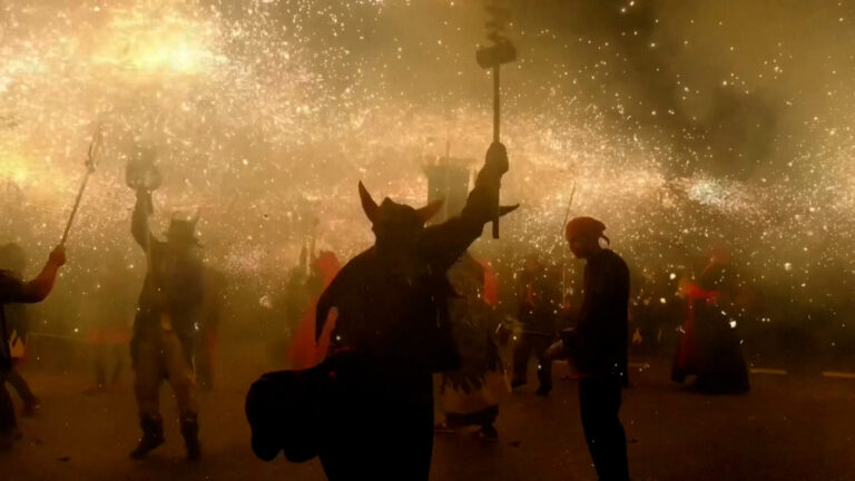 Φεστιβάλ La Merce: «Οι πύλες της κόλασης άνοιξαν» στους δρόμους της Βαρκελώνης (video)