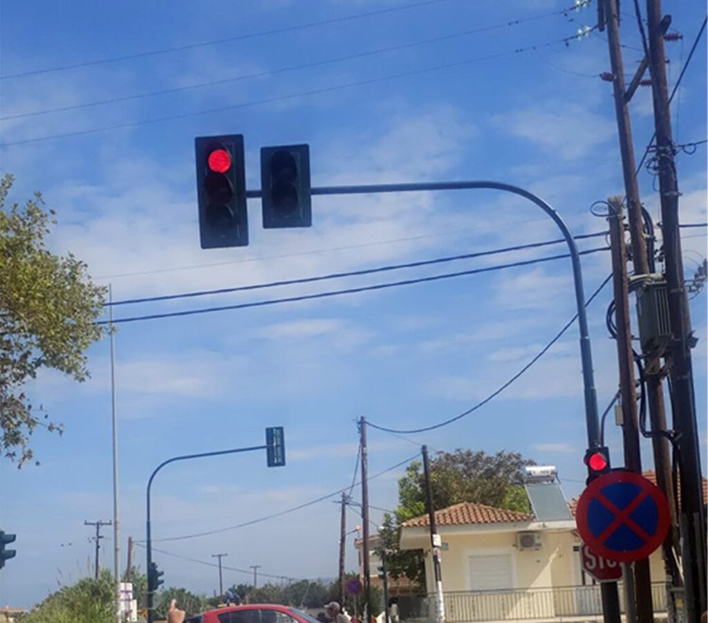 Σε λειτουργία οι νέοι φωτεινοί σηματοδότες στον δήμο Βέλου – Βόχας Κορινθίας