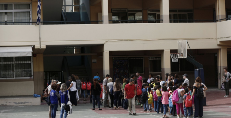 Θεσσαλονίκη: Παράσταση διαμαρτυρίας γονέων και μαθητών για τα ολιγομελή στις τάξεις του Λυκείου
