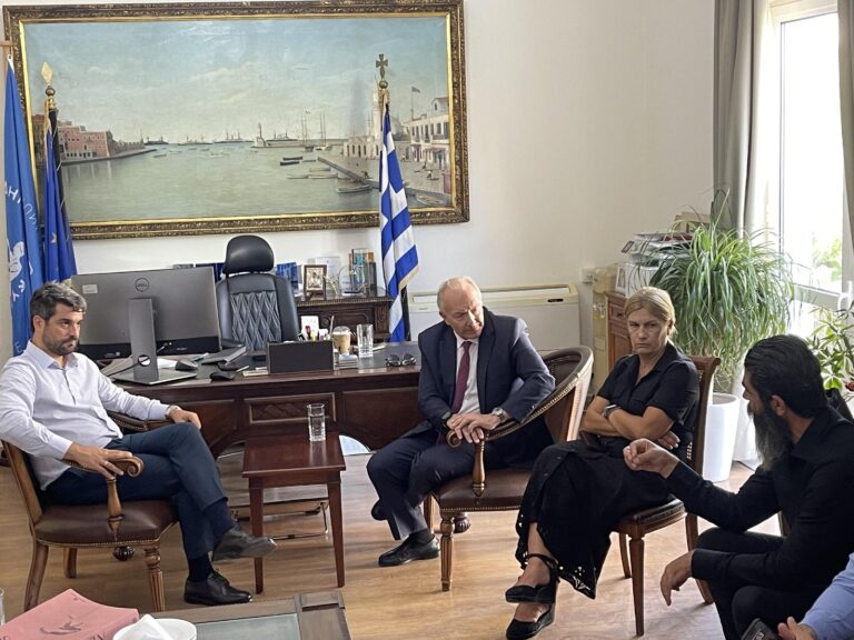 Στο Δημαρχείο Χανίων, ο Υφυπουργός Ναυτιλίας: “Ιδιαίτερα ελκυστική επενδυτική πρόταση, η δημιουργία μαρίνας στη Νέα Χώρα”