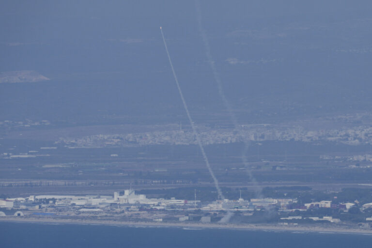 Πώς το Iron Dome αναχαιτίζει ρουκέτα πάνω από τη Γαλιλαία την στιγμή της ζωντανής ανταπόκρισης στην κάμερα του EΡΤΝews