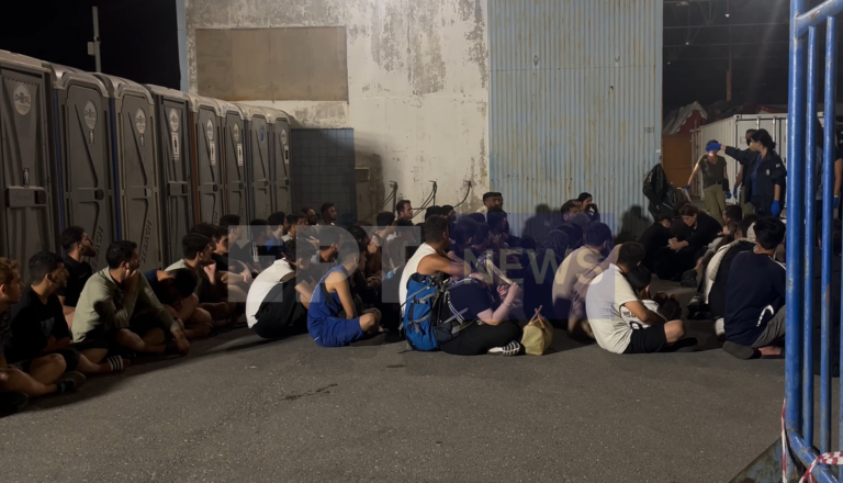 Αποβιβάστηκαν στην Καλαμάτα οι μετανάστες που διασώθηκαν νότια της Κορώνης (βίντεο)