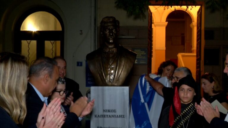 Θεσσαλονίκη: Αποκαλυπτήρια της προτομής του Νίκου Καπετανίδη μπροστά στα γραφεία της ΕΣΗΕΜ-Θ
