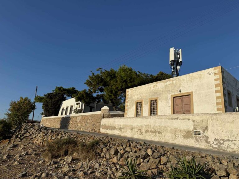 Πάτμος: Ανακαλείται η απόφαση για τις κεραίες δίπλα σε σχολείο – Επιμένουν στην απομάκρυνση τους οι γονείς