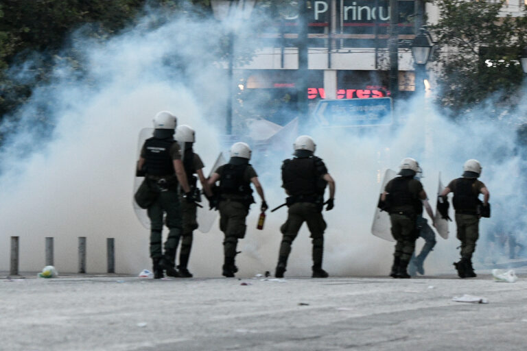 Ένταση και χημικά στην Πλατεία Συντάγματος – Σε  22 προσαγωγές προχώρησε η ΕΛ.ΑΣ.