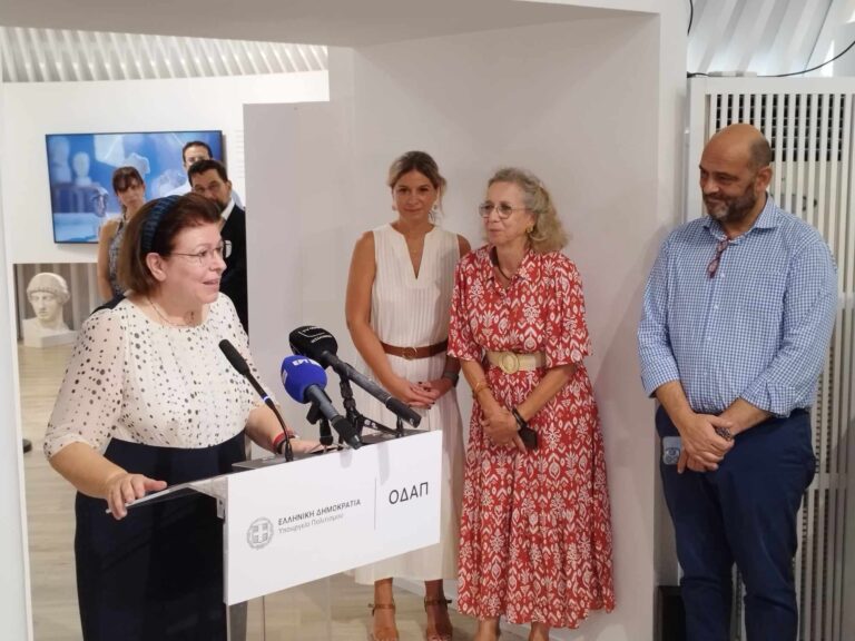 88η ΔΕΘ: Το περίπτερο του ΟΔΑΠ εγκαινίασε η Λ. Μενδώνη – Είδε τα εργαστήρια κατασκευής ακριβών αντιγράφων