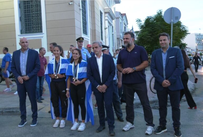 Μυτιλήνη: Θριαμβευτική υποδοχή στις Ολυμπιονίκες Μηλένα Κοντού και Ζωή Φίτσιου (βίντεο – εικόνες)