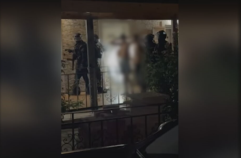 Επιχείρηση της ΕΛ.ΑΣ. σε καταυλισμούς Ρομά: Οκτώ συλλήψεις σε δυτική και βορειοανατολική Αττική (βίντεο ντοκουμέντο)