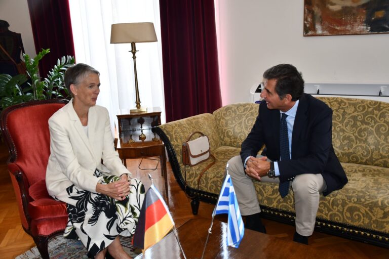 Συνάντηση του ΥΜΑΘ Κ. Π. Γκιουλέκα με τη Γεν. Πρόξενο της Γερμανίας Μ. Φρανκ με αφορμή τη συμμετοχή της χώρας της στην 88η ΔΕΘ