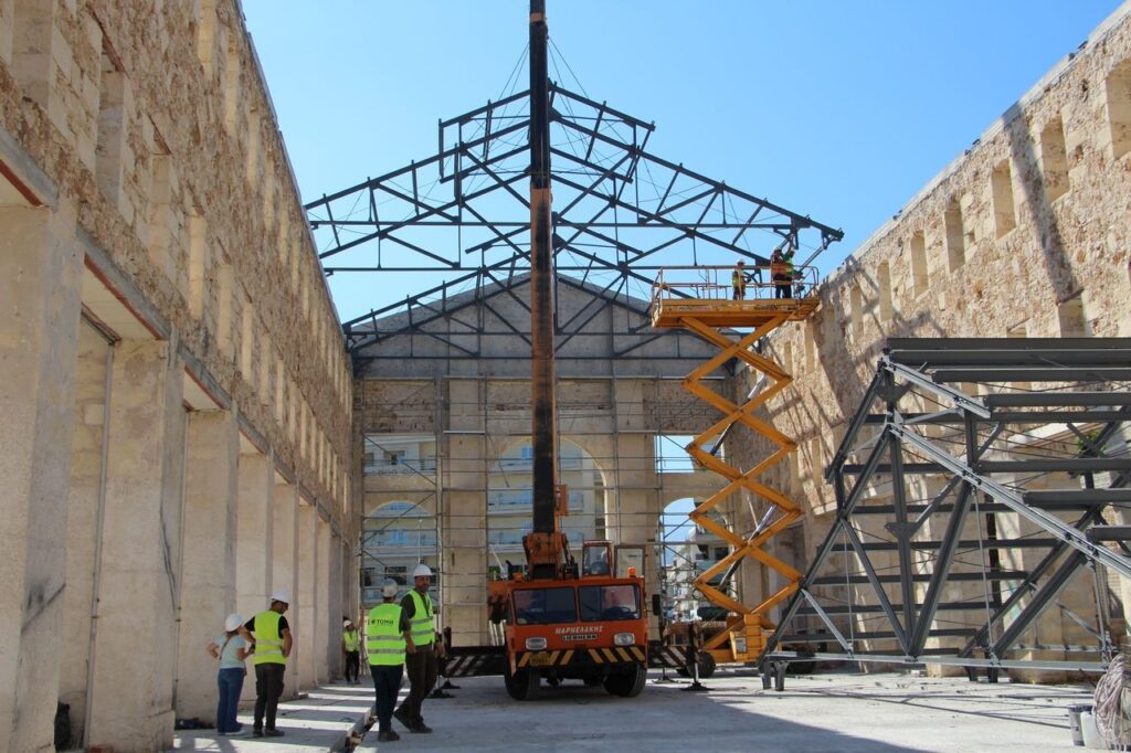 Ολοκληρώνεται η τοποθέτηση του νότιου τμήματος της οροφής της Δημοτικής Αγοράς Χανίων