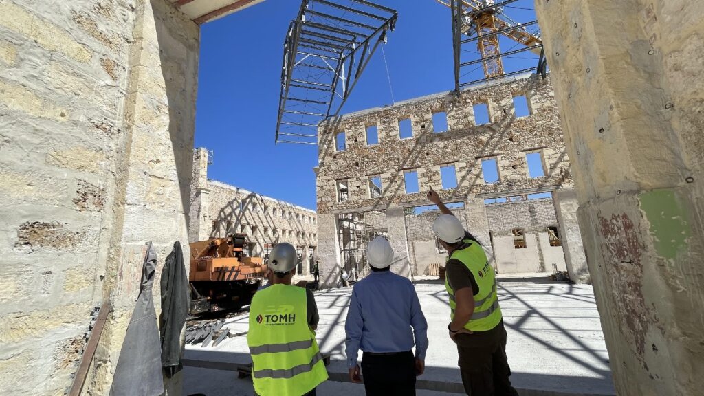 Ολοκληρώνεται η τοποθέτηση του νότιου τμήματος της οροφής της Δημοτικής Αγοράς Χανίων