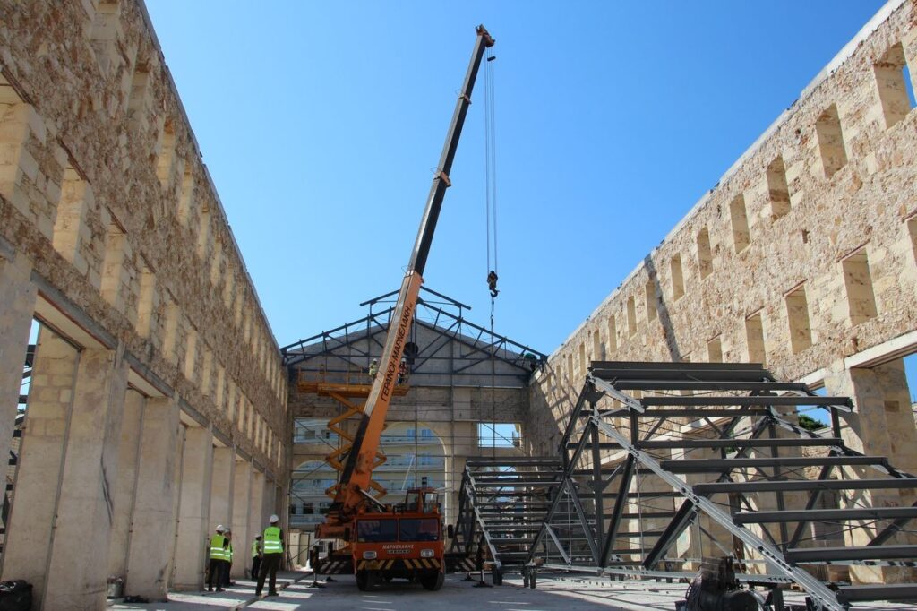 Ολοκληρώνεται η τοποθέτηση του νότιου τμήματος της οροφής της Δημοτικής Αγοράς Χανίων