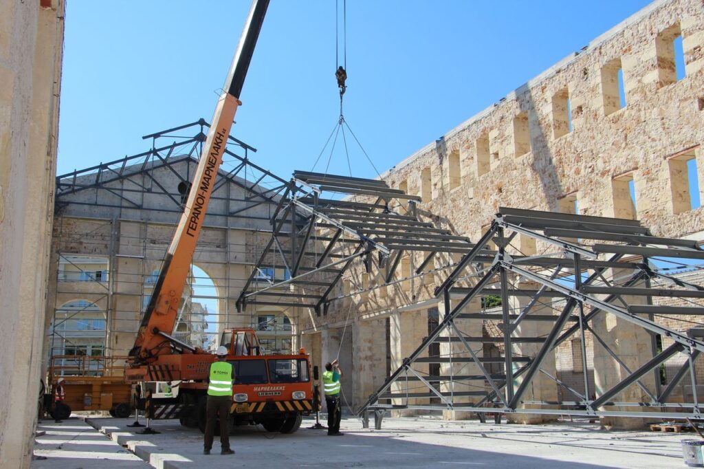 Ολοκληρώνεται η τοποθέτηση του νότιου τμήματος της οροφής της Δημοτικής Αγοράς Χανίων