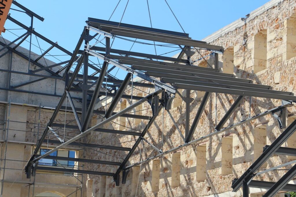Ολοκληρώνεται η τοποθέτηση του νότιου τμήματος της οροφής της Δημοτικής Αγοράς Χανίων