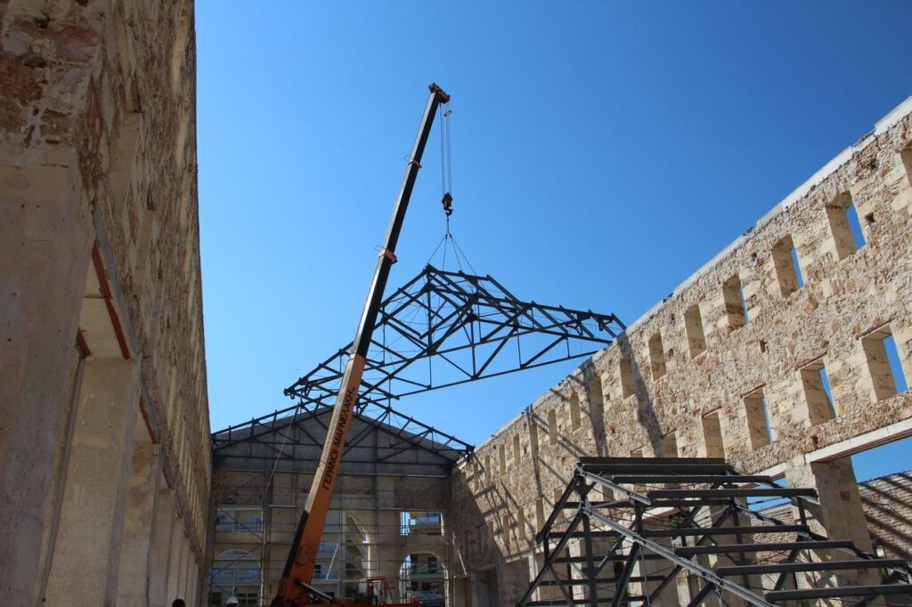 Ολοκληρώνεται η τοποθέτηση του νότιου τμήματος της οροφής της Δημοτικής Αγοράς Χανίων