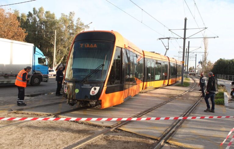 Πεζός παρασύρθηκε από το Τραμ στη Γλυφάδα
