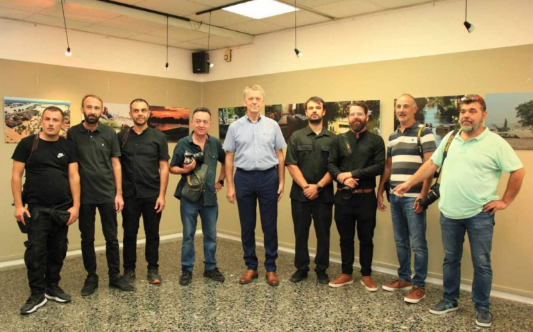 Στην έκθεση των Λαρισαίων φωτορεπόρτερ για τις πλημμύρες ο επικεφαλής της ΛΑ.ΣΥ. Θεσσαλίας